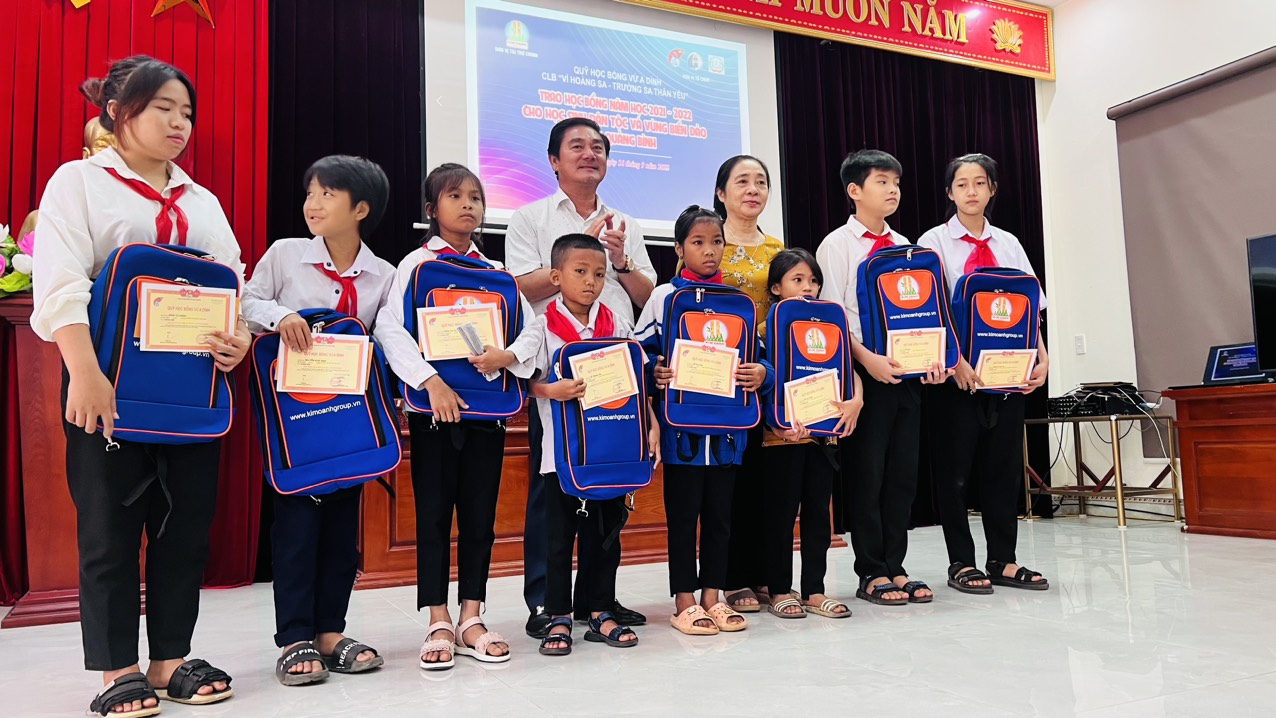 590 học sinh d&acirc;n tộc thiểu số khu vực Bắc Trung Bộ nhận học bổng năm học mới - Ảnh 2.