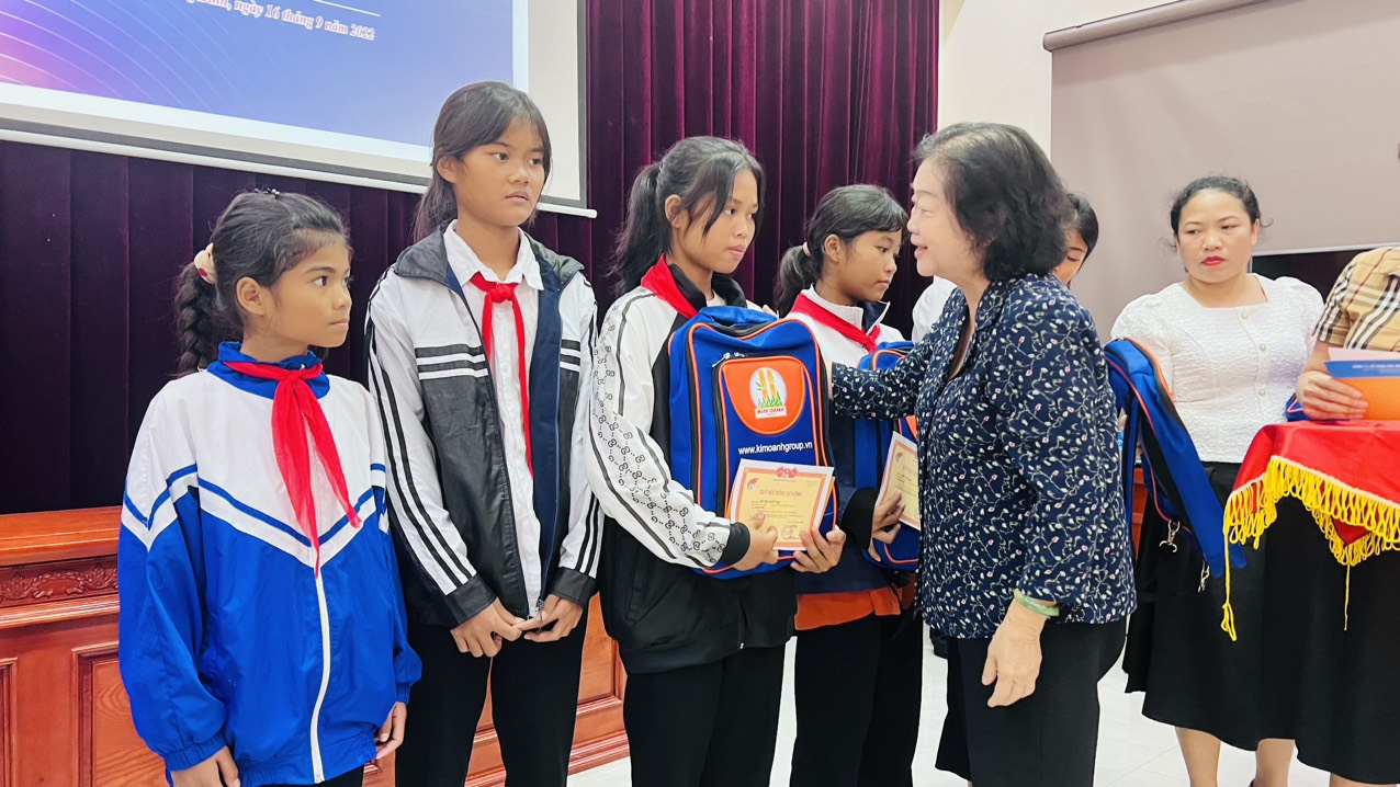 590 học sinh d&acirc;n tộc thiểu số khu vực Bắc Trung Bộ nhận học bổng năm học mới - Ảnh 1.