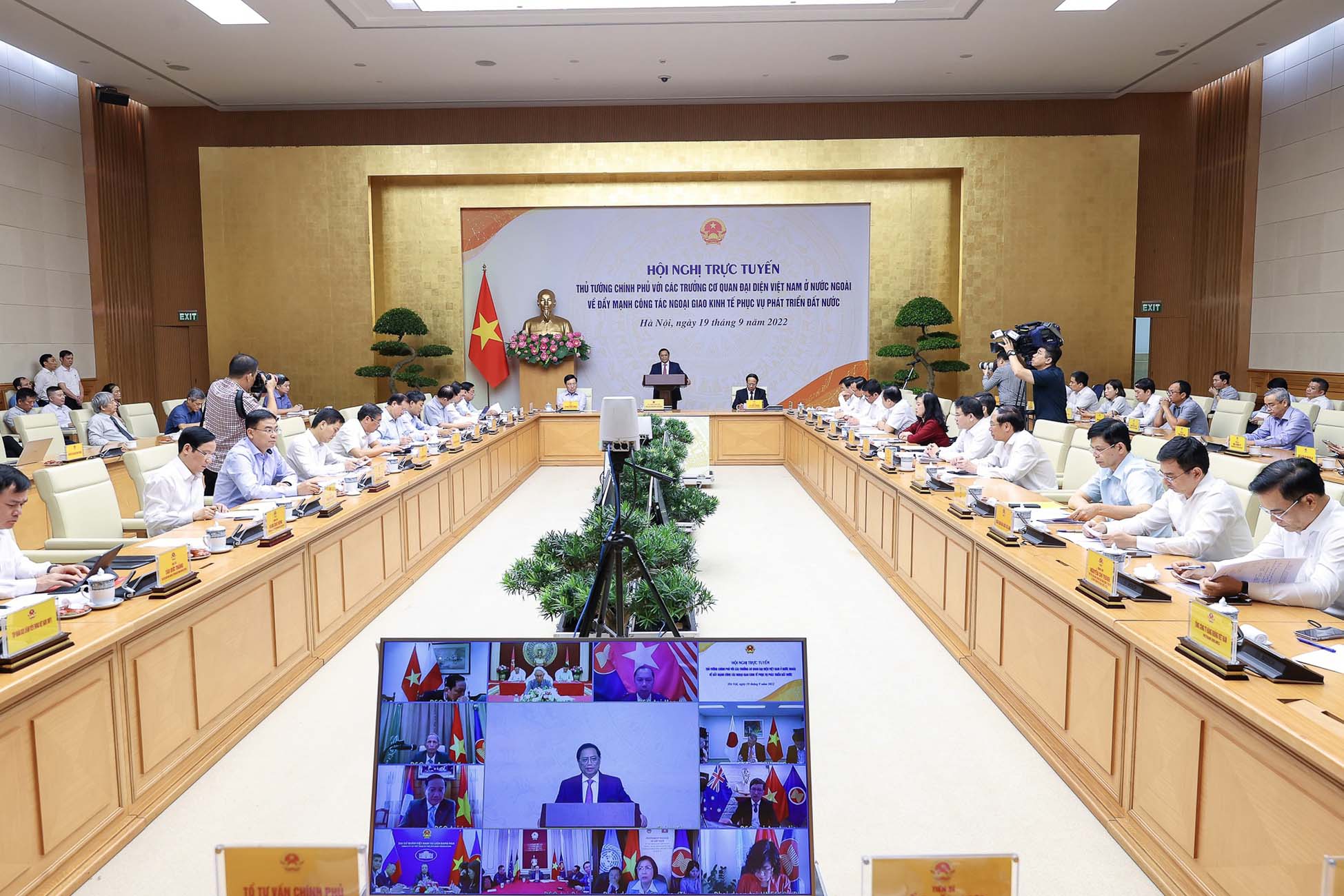 Đẩy mạnh hoạt động ngoại giao kinh tế