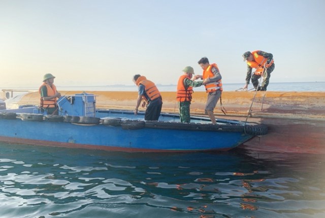 Tàu chở 1.000 tấn tro than bị chìm, con trai chủ tàu tử nạn