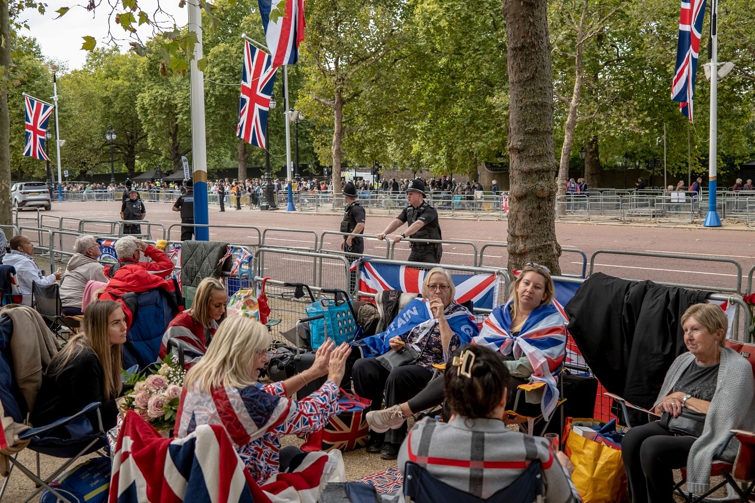 Nước Anh v&agrave; c&aacute;c nh&agrave; l&atilde;nh đạo thế giới tiễn đưa Nữ ho&agrave;ng Elizabeth II - Ảnh 4.