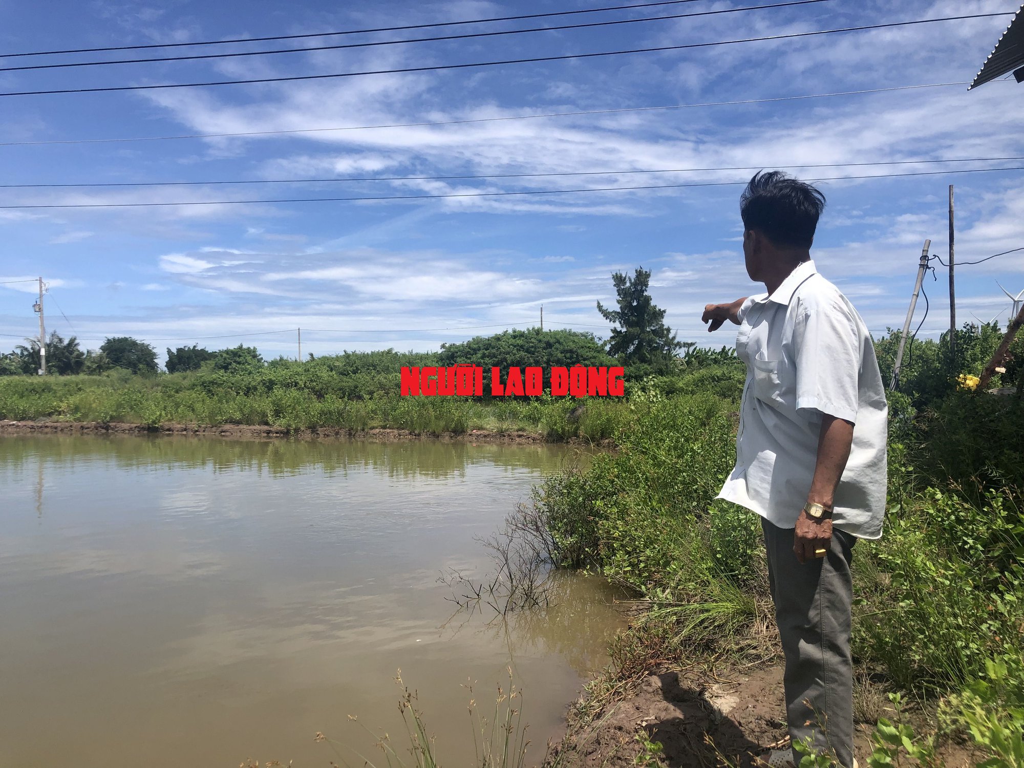 Dạy con tập bơi trong ao t&ocirc;m, 2 mẹ con đuối nước tử vong - Ảnh 2.