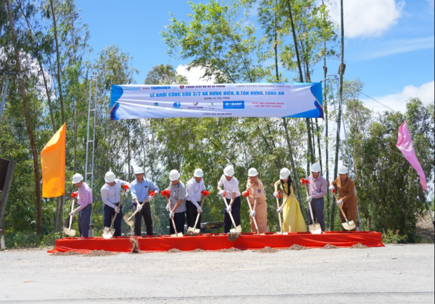 Xây cầu cho bà con ở xã biên giới