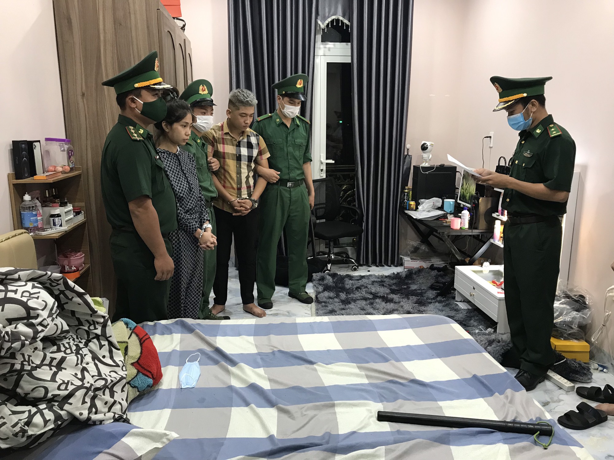 Nam thanh niên bị bắt, chỉ điểm luôn người yêu và số ma túy tại phòng trọ