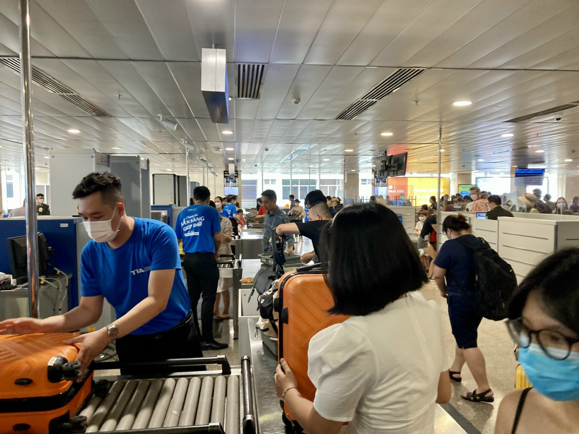Bất ngờ với lượng h&agrave;nh kh&aacute;ch ở s&acirc;n bay T&acirc;n Sơn Nhất - Ảnh 8.