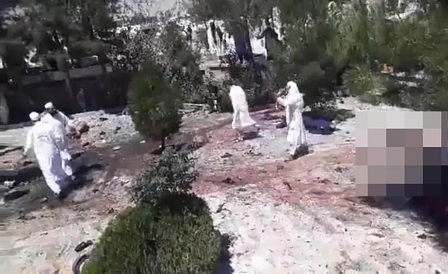 Gi&aacute;o sĩ chặt đầu của Taliban chết trong vụ đ&aacute;nh bom nh&agrave; thờ - Ảnh 2.