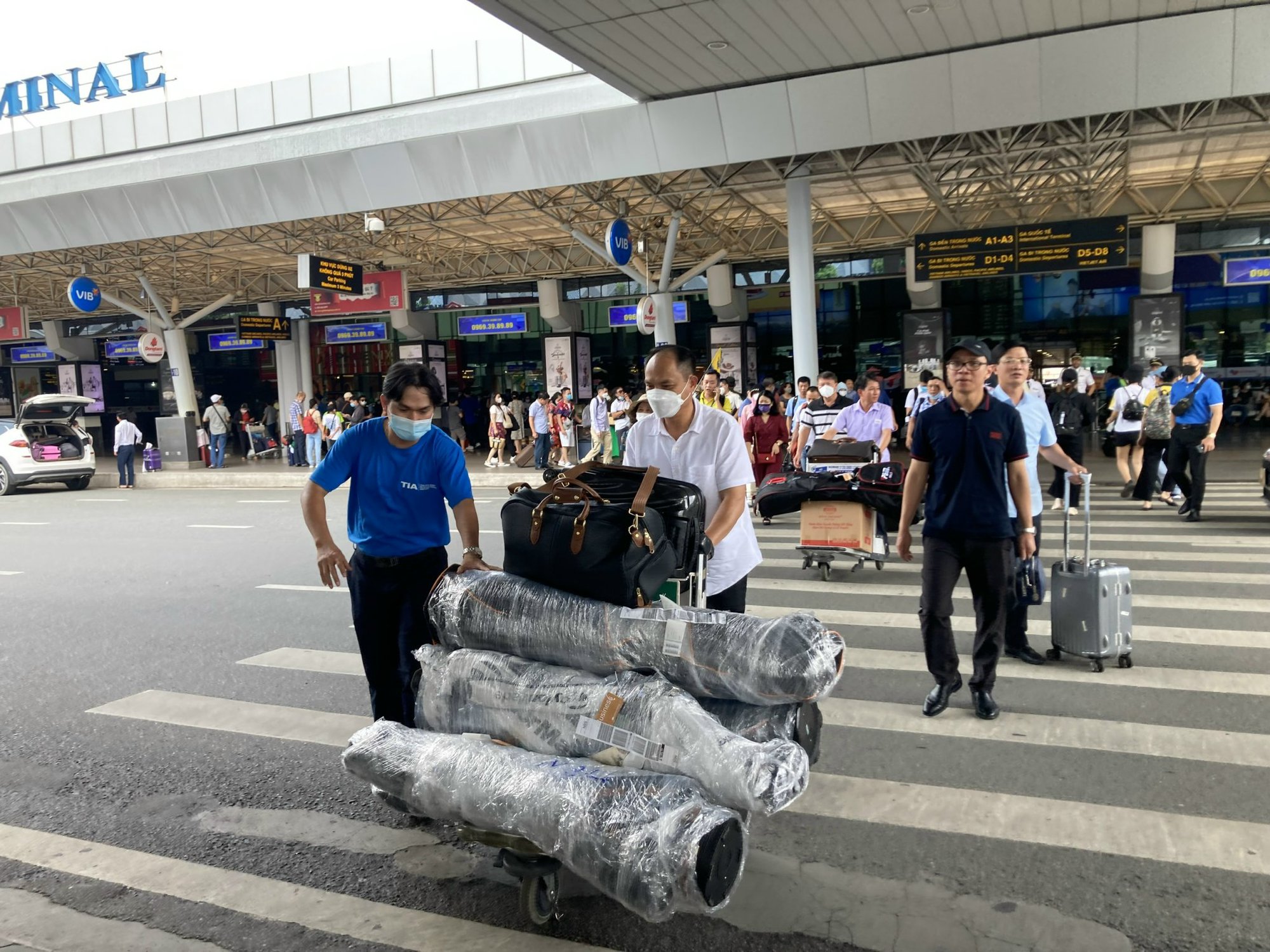 Bất ngờ với lượng h&agrave;nh kh&aacute;ch ở s&acirc;n bay T&acirc;n Sơn Nhất - Ảnh 1.