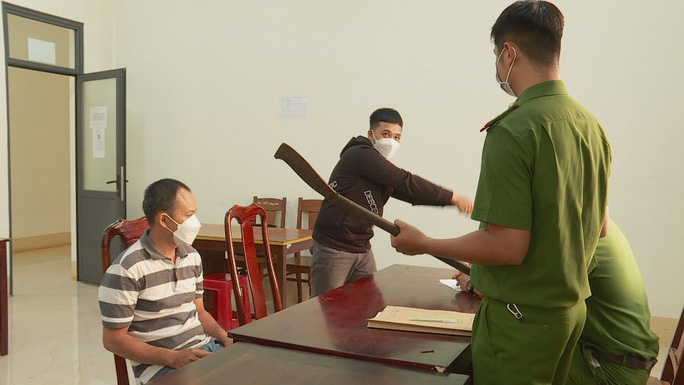 Sau va chạm giao thông, 2 cha con vác dao chém người tới tấp