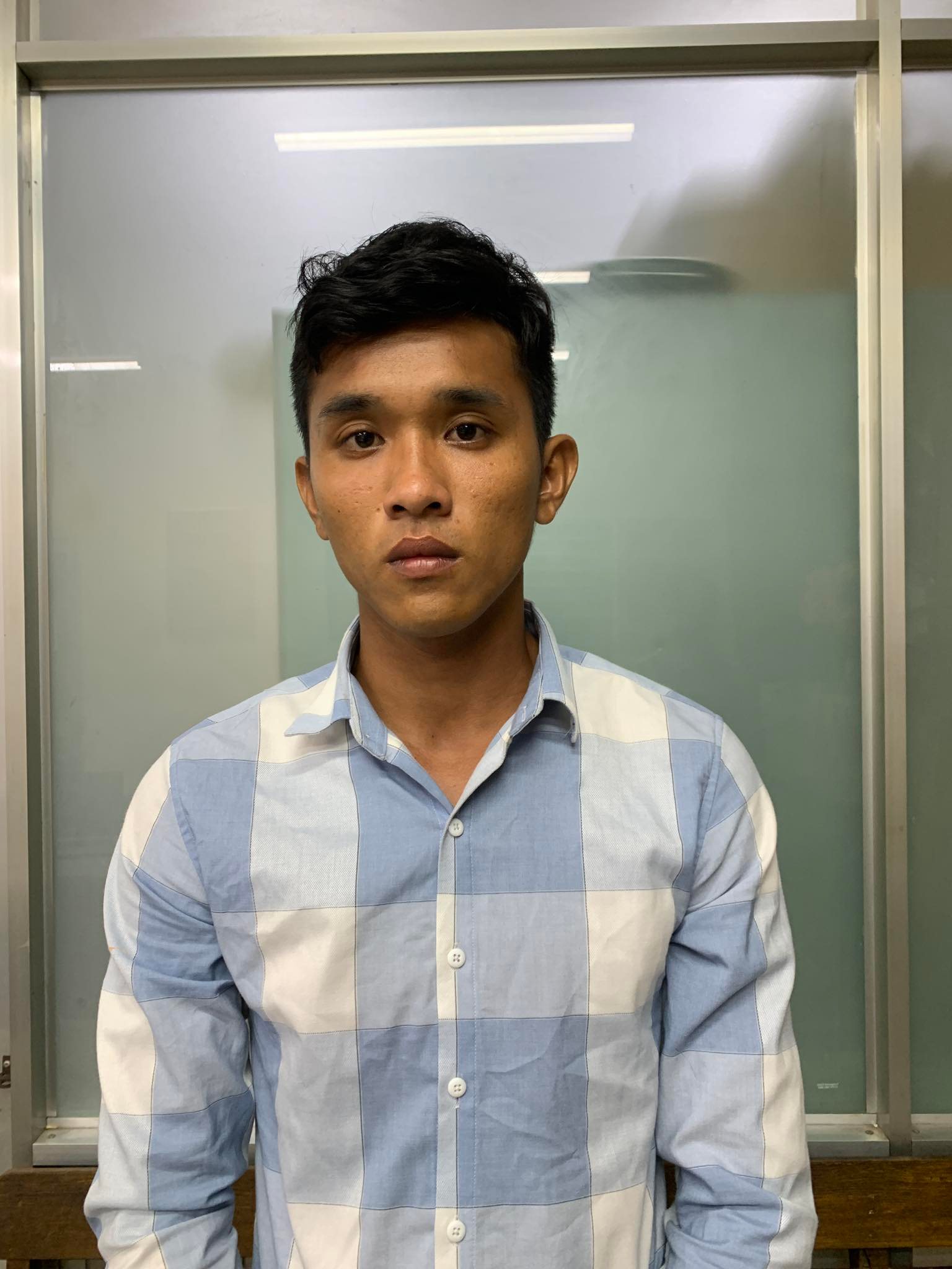 Trinh s&aacute;t C&ocirc;ng an TP HCM h&oacute;a trang bắt nam thanh ni&ecirc;n bị truy n&atilde; - Ảnh 1.