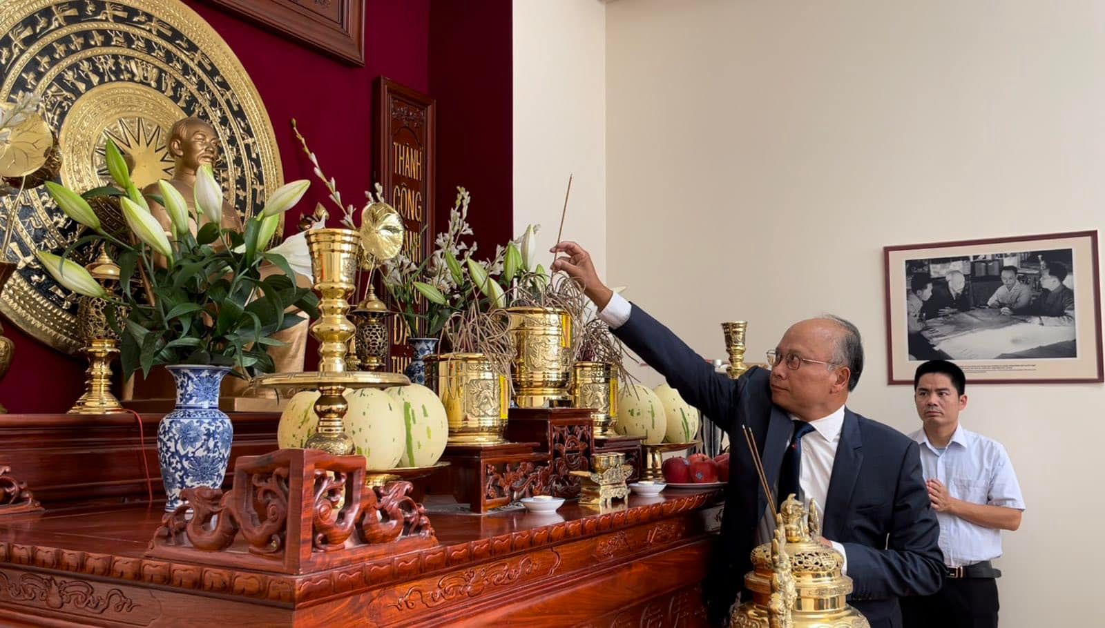 Dâng hương Tượng Bác Hồ tại Pháp nhân dịp Quốc khánh - Ảnh 1.
