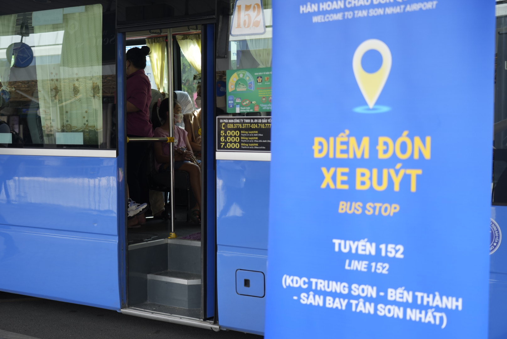 Bất ngờ với lượng h&agrave;nh kh&aacute;ch ở s&acirc;n bay T&acirc;n Sơn Nhất - Ảnh 3.