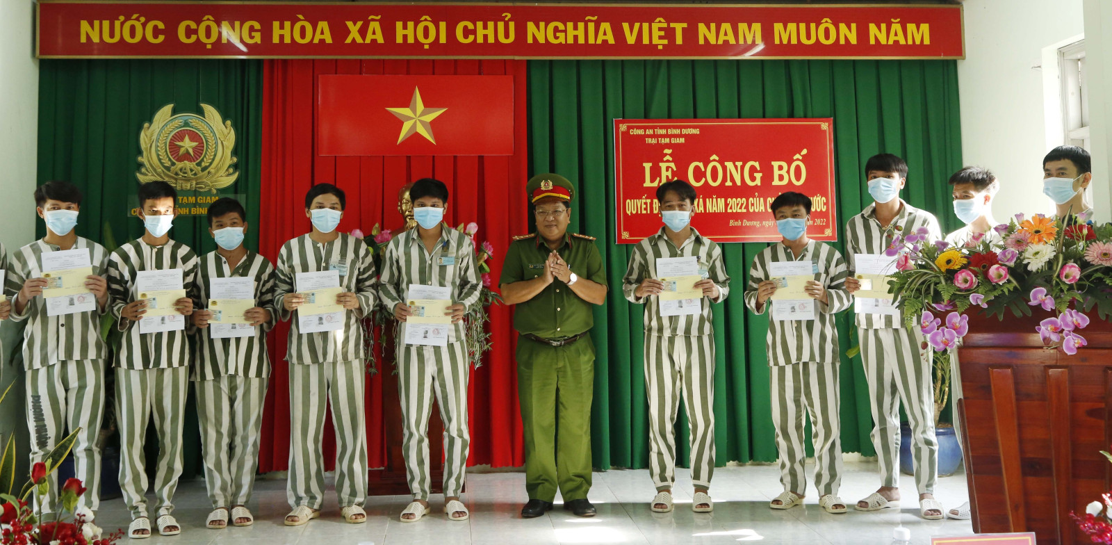 Hàng chục phạm nhân ở Bình Dương nhận quyết định đặc xá