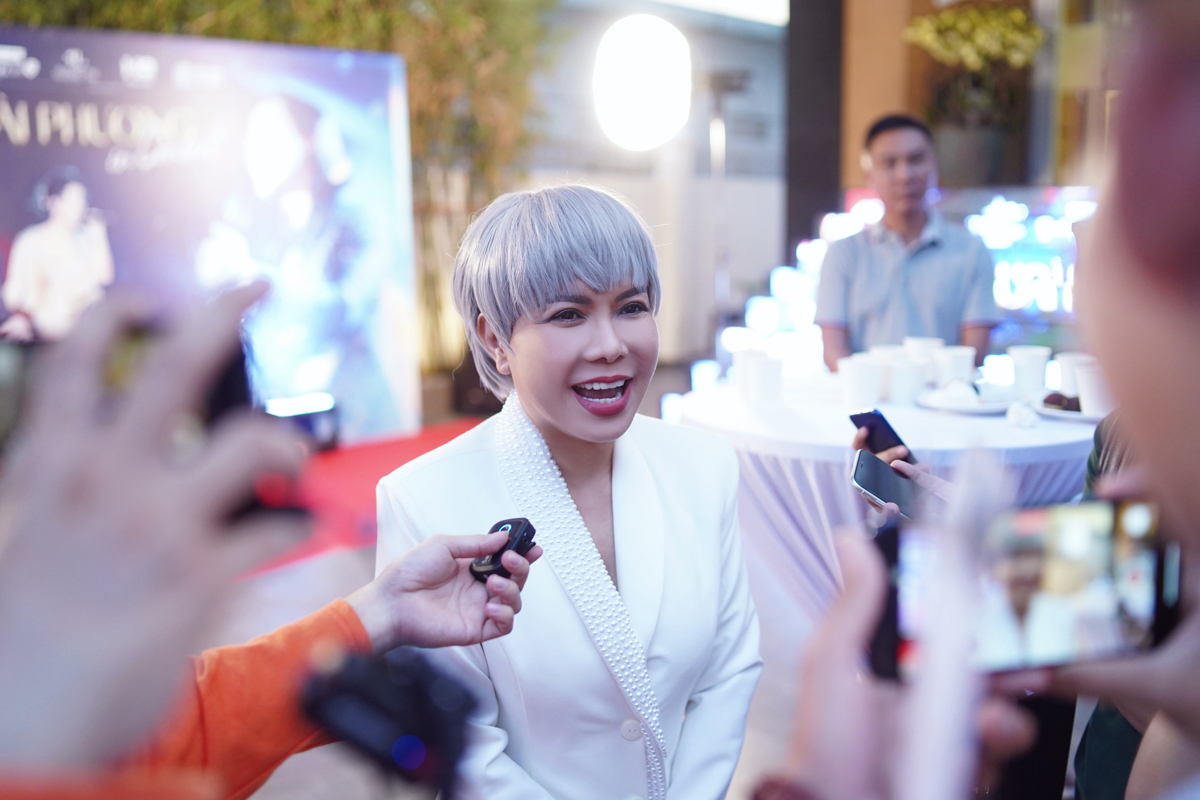 Việt Hương kh&aacute;c lạ trong buổi ra mắt liveshow Ho&agrave;i Phương in Concert của chồng - Ảnh 3.