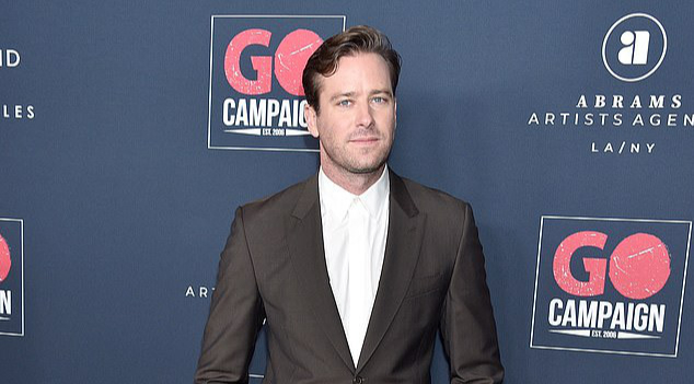 Tài tử  Armie Hammer vẫn đang bị điều tra cáo buộc cưỡng dâm