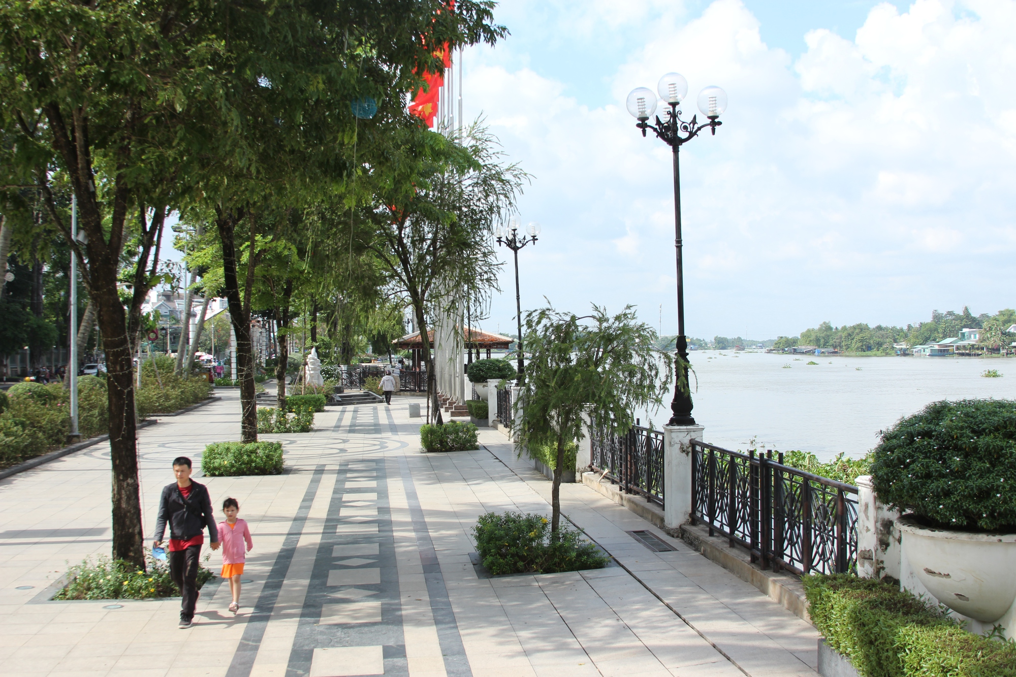 Ngắm phố đi bộ đầu ti&ecirc;n tại B&igrave;nh Dương trước Giờ G - Ảnh 3.