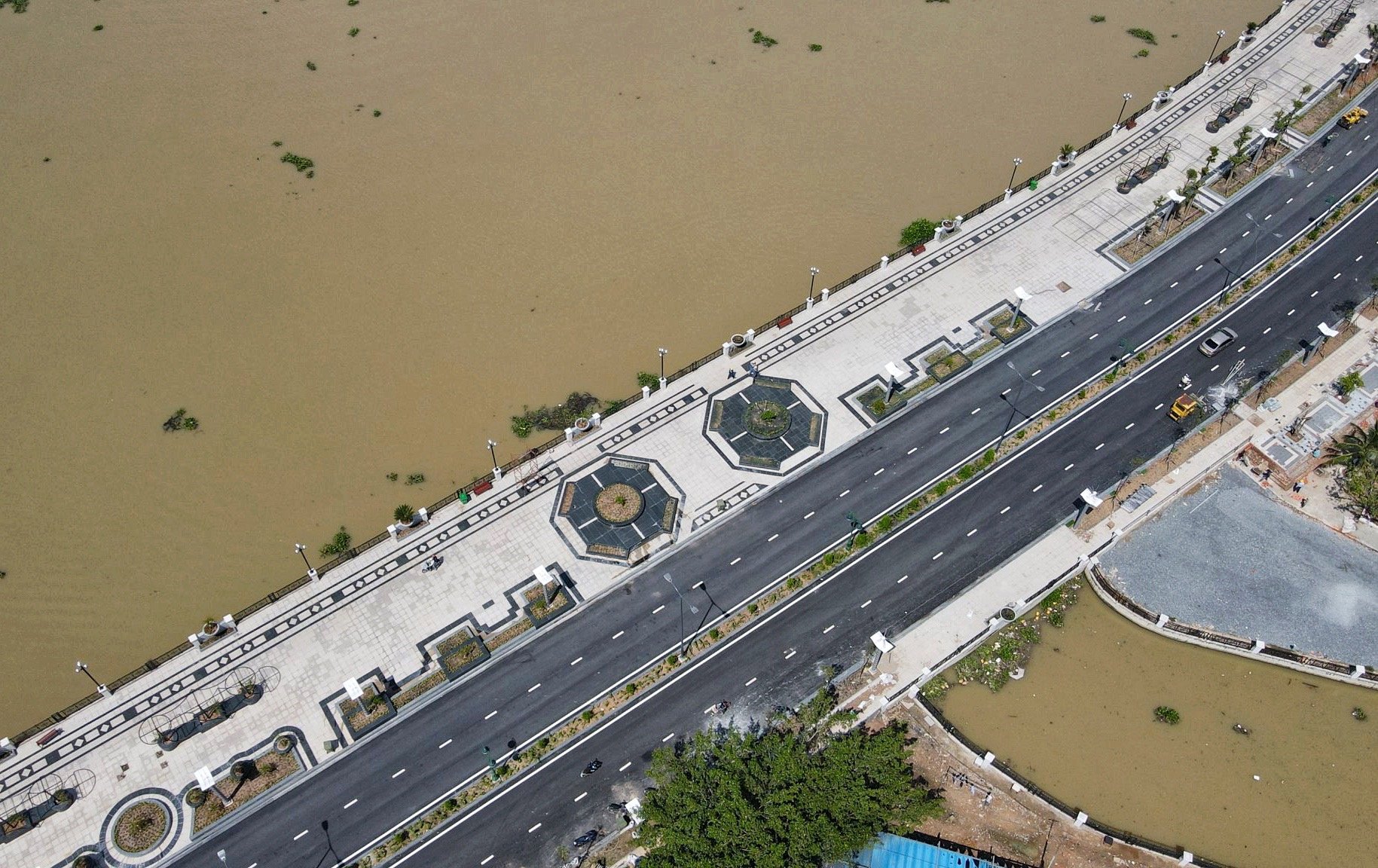 Ngắm phố đi bộ đầu ti&ecirc;n tại B&igrave;nh Dương trước Giờ G - Ảnh 2.
