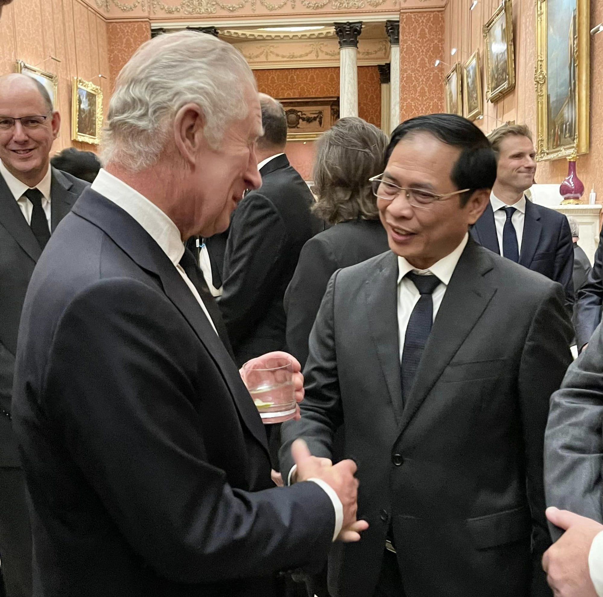 Dự quốc tang Nữ ho&agrave;ng Anh, Bộ trưởng Ngoại giao B&ugrave;i Thanh Sơn gặp Nh&agrave; vua Charles III - Ảnh 3.