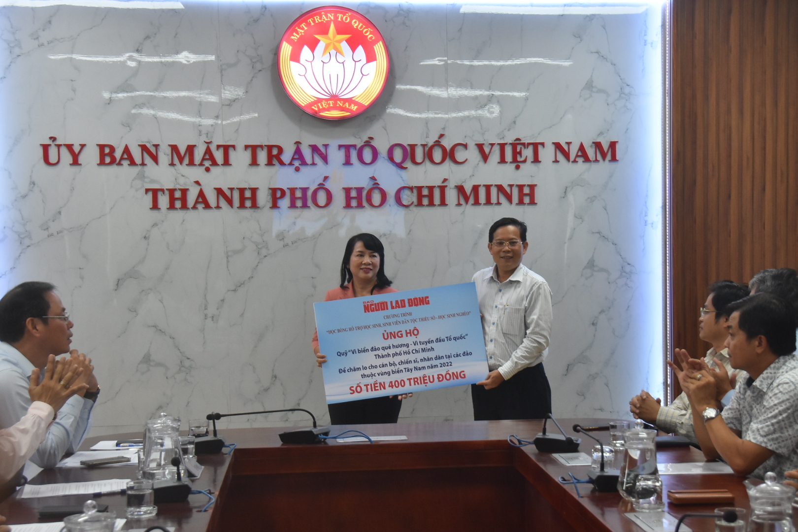 Những m&oacute;n qu&agrave; &yacute; nghĩa gửi tặng c&aacute;n bộ, chiến sĩ v&agrave; nh&acirc;n d&acirc;n v&ugrave;ng biển T&acirc;y Nam - Ảnh 2.