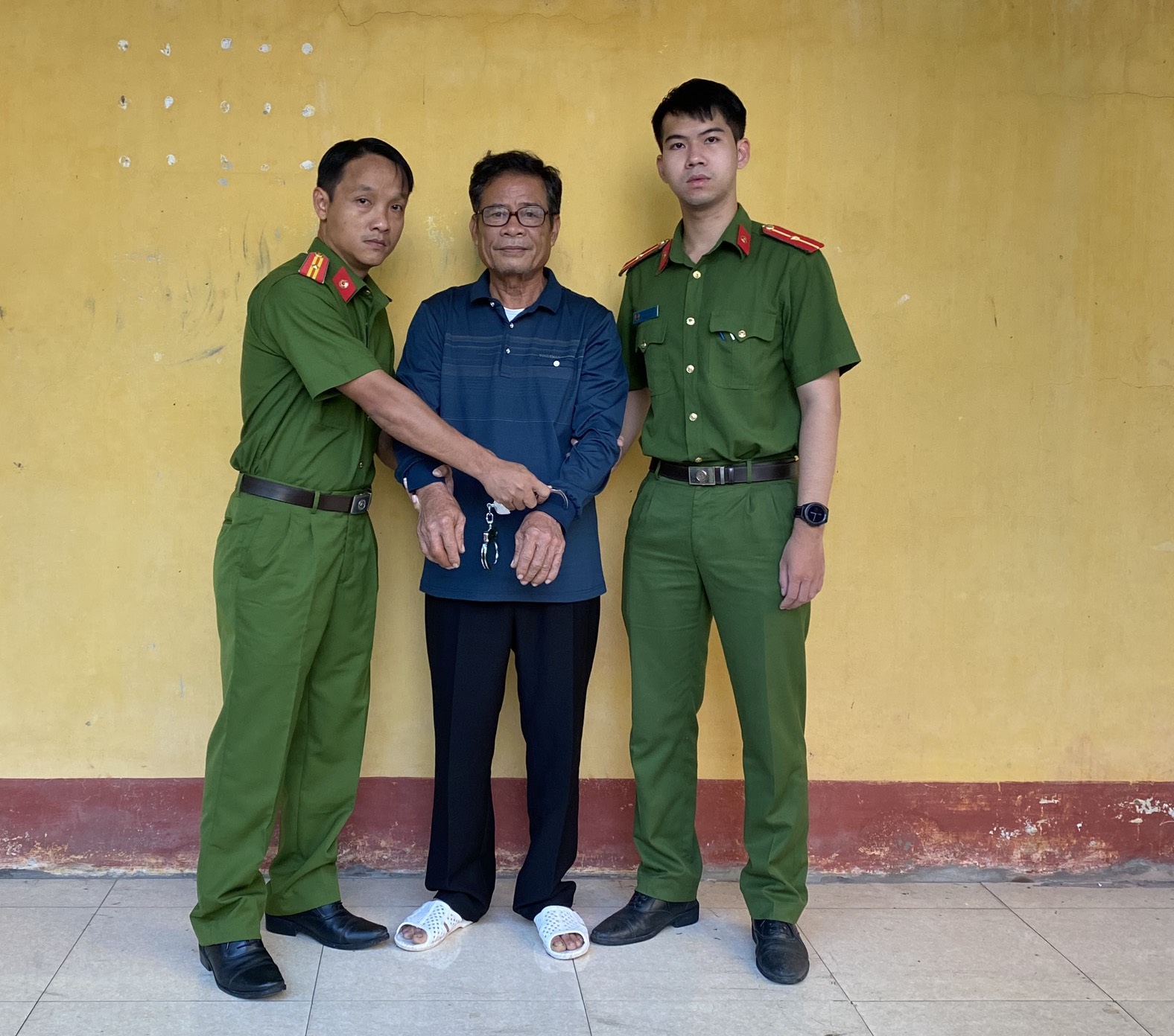 Thay t&ecirc;n đổi họ, trốn truy n&atilde; gần 30 năm vẫn kh&ocirc;ng tho&aacute;t - Ảnh 1.