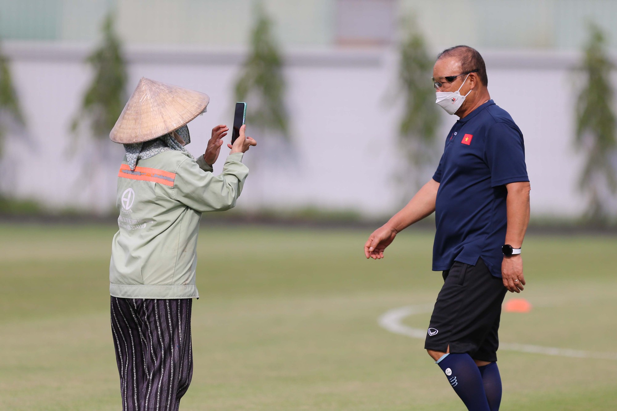 PHÓNG SỰ ẢNH: Buổi tập đầu tiên của Quang Hải sau khi trở về từ Pau FC - Ảnh 2.