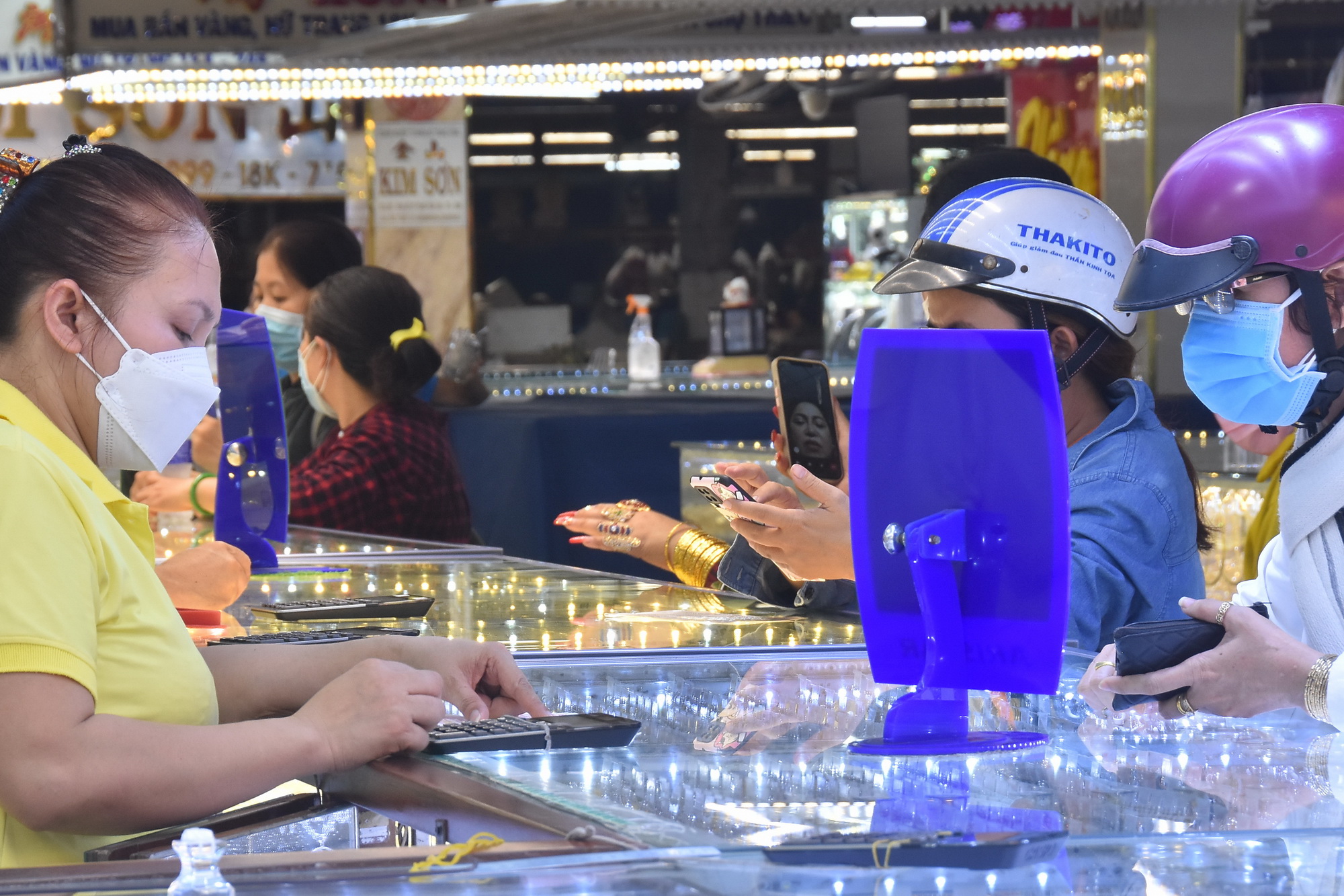 Giá vàng hôm nay 20-9: Giảm mạnh rồi bất ngờ tăng tốc