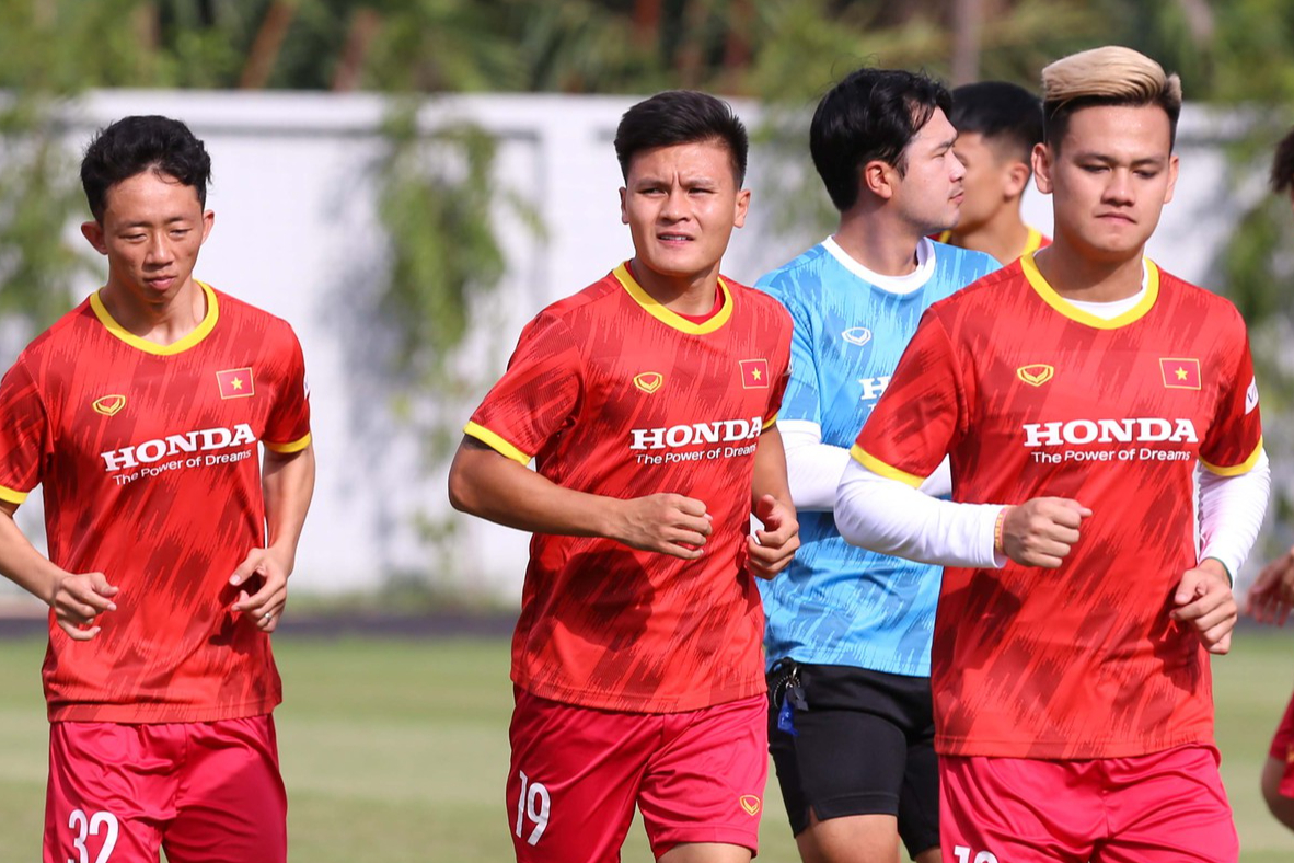 PHÓNG SỰ ẢNH: Buổi tập đầu tiên của Quang Hải sau khi trở về từ Pau FC