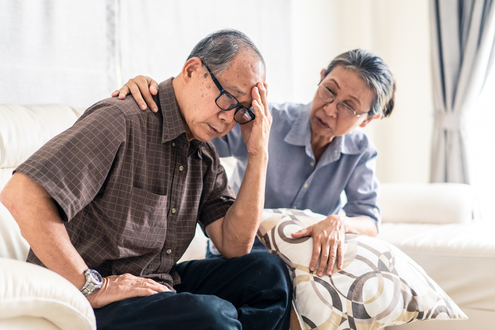 Người lớn tuổi bị đau đầu, mất ngủ: Làm gì để cải thiện?