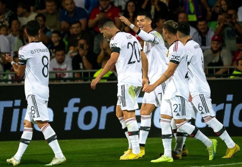Ronaldo dần mở l&ograve;ng với đồng đội - Ảnh 2.