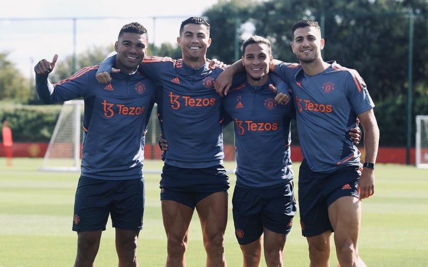 Ronaldo dần mở l&ograve;ng với đồng đội - Ảnh 3.