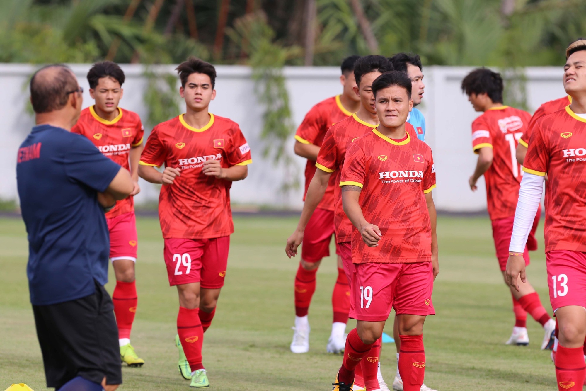 Quang Hải, Khuất Văn Khang h&agrave;o hứng hội qu&acirc;n tuyển Việt Nam - Ảnh 2.
