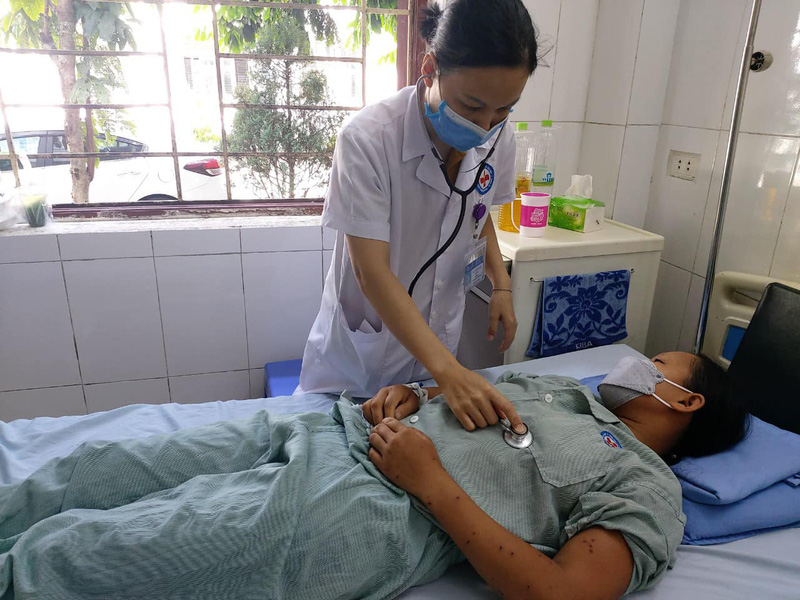 Người phụ nữ trẻ nguy kịch v&igrave; bị 70 nốt ong v&ograve; vẽ đốt - Ảnh 2.