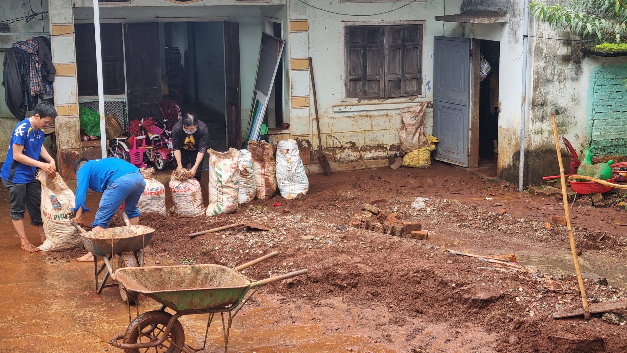 Thi công Quốc lộ 19, nhà dân lãnh đủ - Ảnh 3.