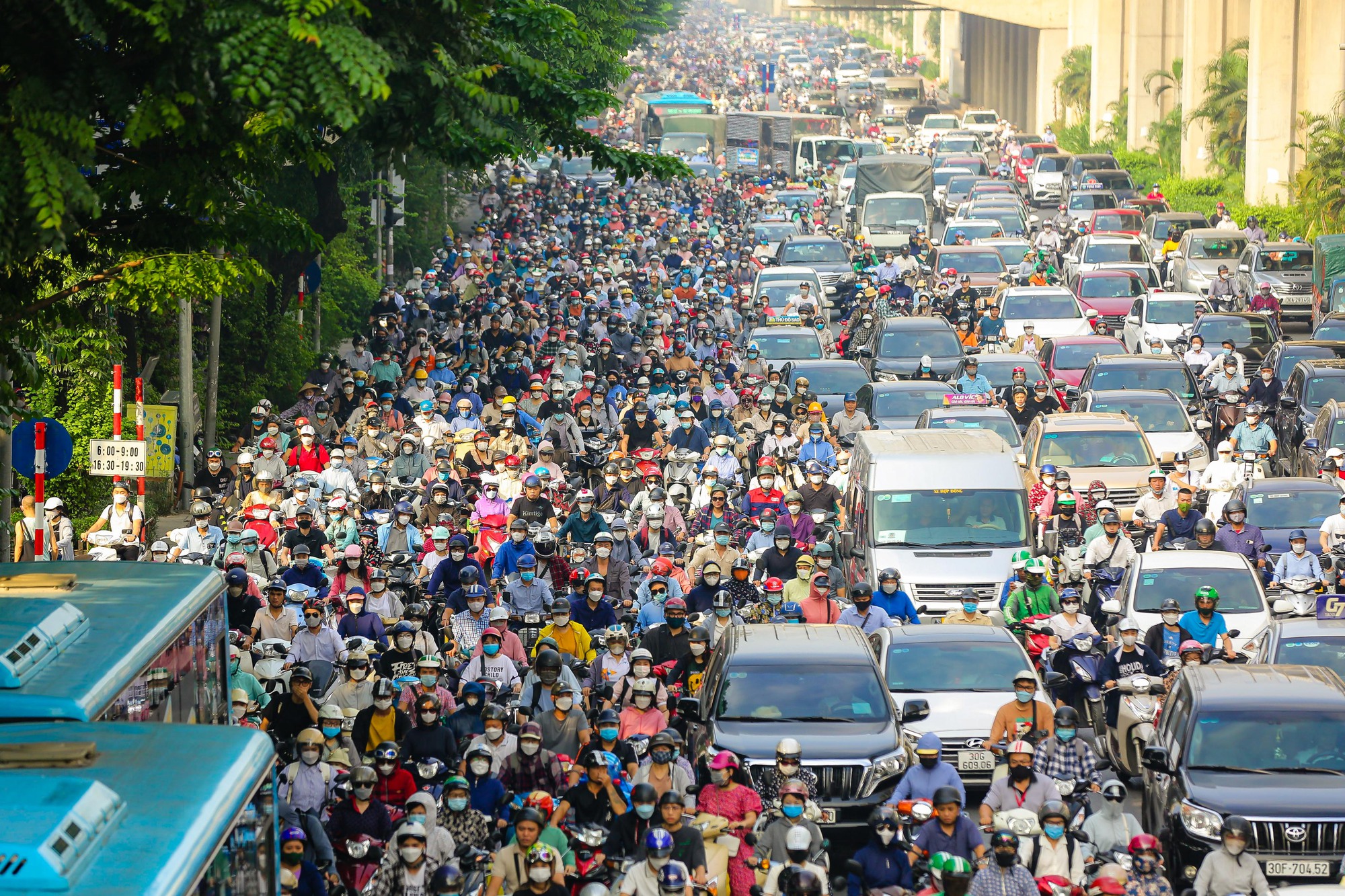 Vã mồ hôi qua đường Nguyễn Trãi sau 1 tháng thí điểm tách làn ôtô, xe máy