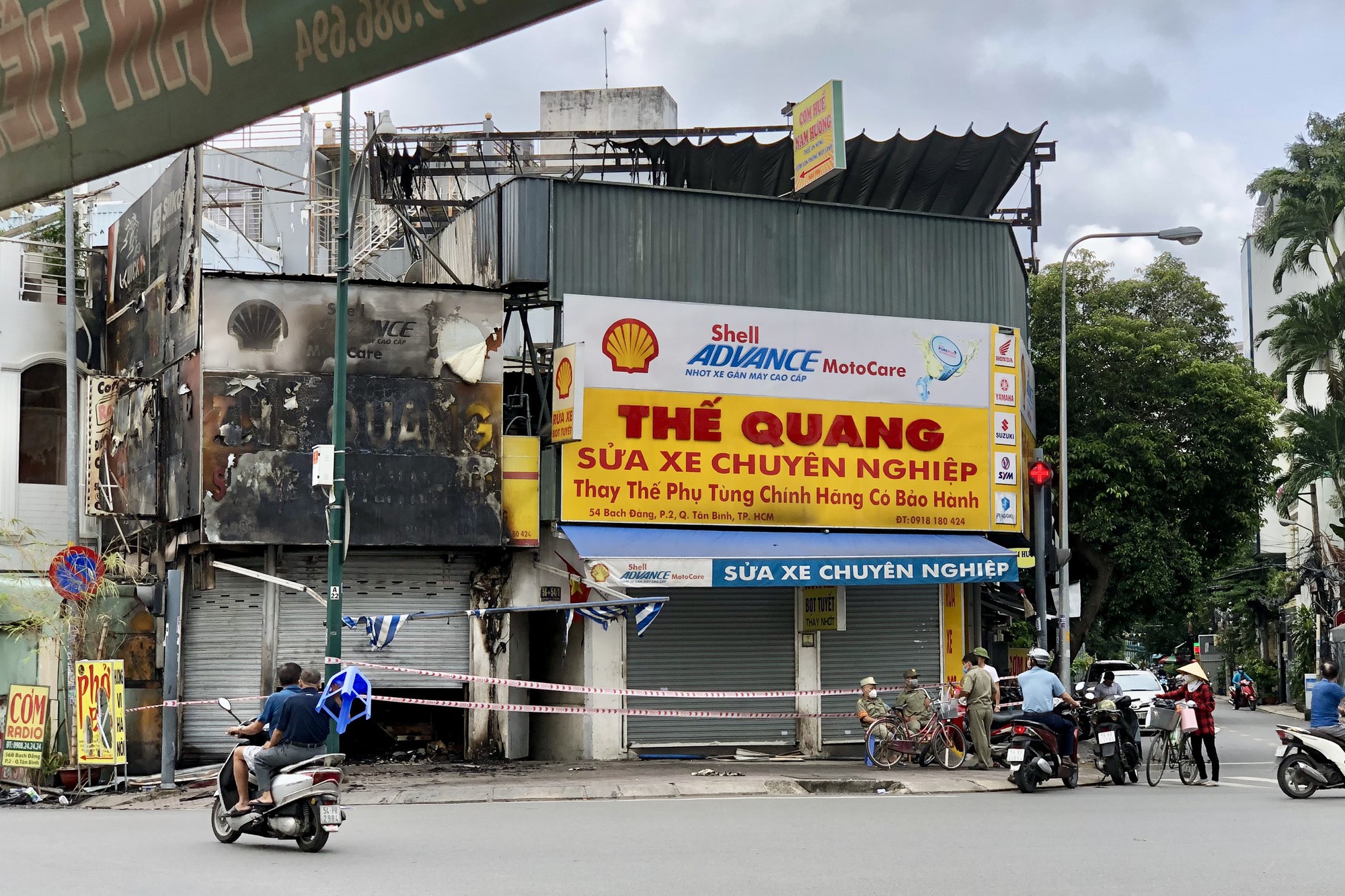Lực lượng chức năng đang phong tỏa cơ sở 2 mặt tiền ở quận T&acirc;n B&igrave;nh - Ảnh 2.