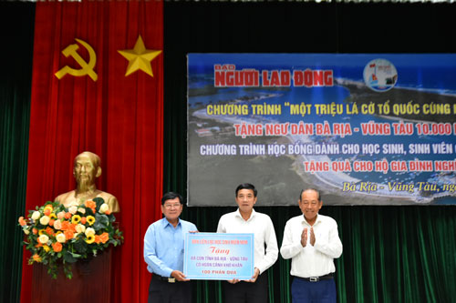 10.000 lá cờ Tổ quốc tặng ngư dân Bà Rịa - Vũng Tàu - Ảnh 3.