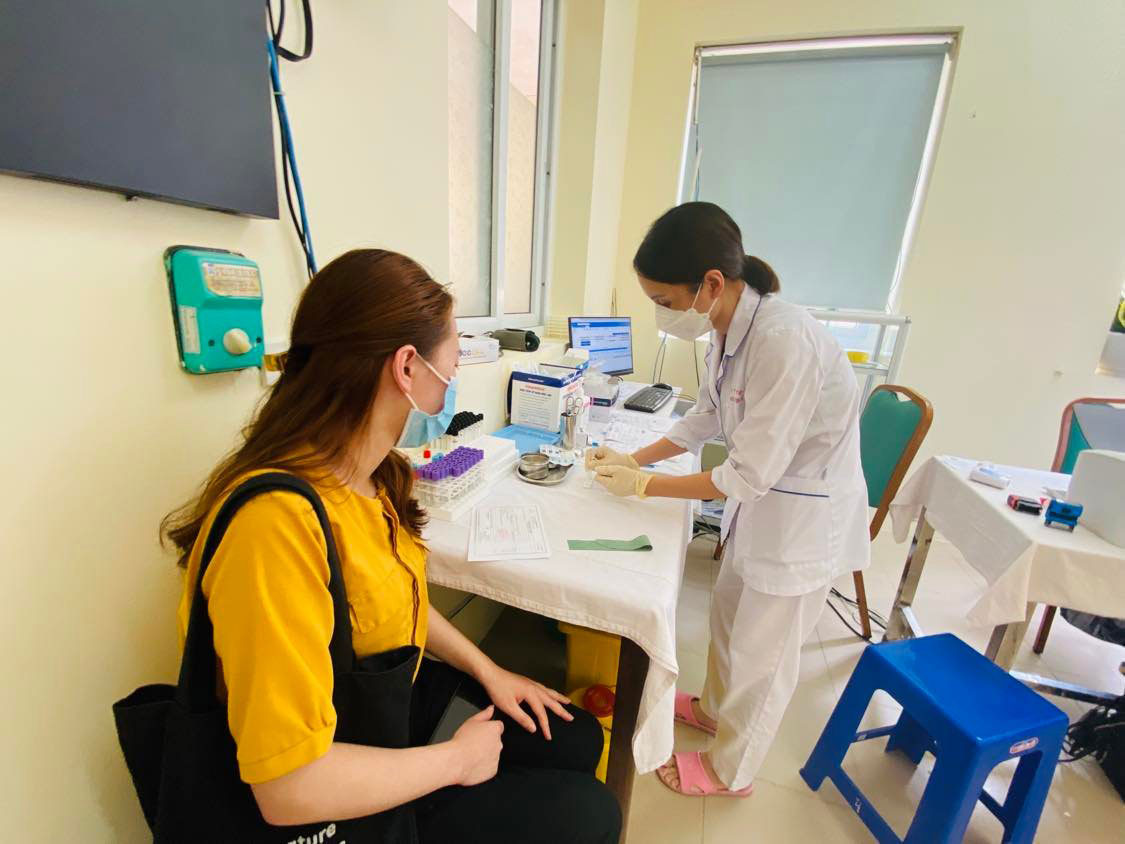 Bệnh nh&acirc;n COVID-19 nặng v&agrave; tử vong đang tăng - Ảnh 1.