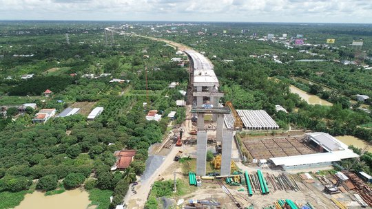 Cận cảnh cầu Mỹ Thuận 2 thi công 3 ca/ngày