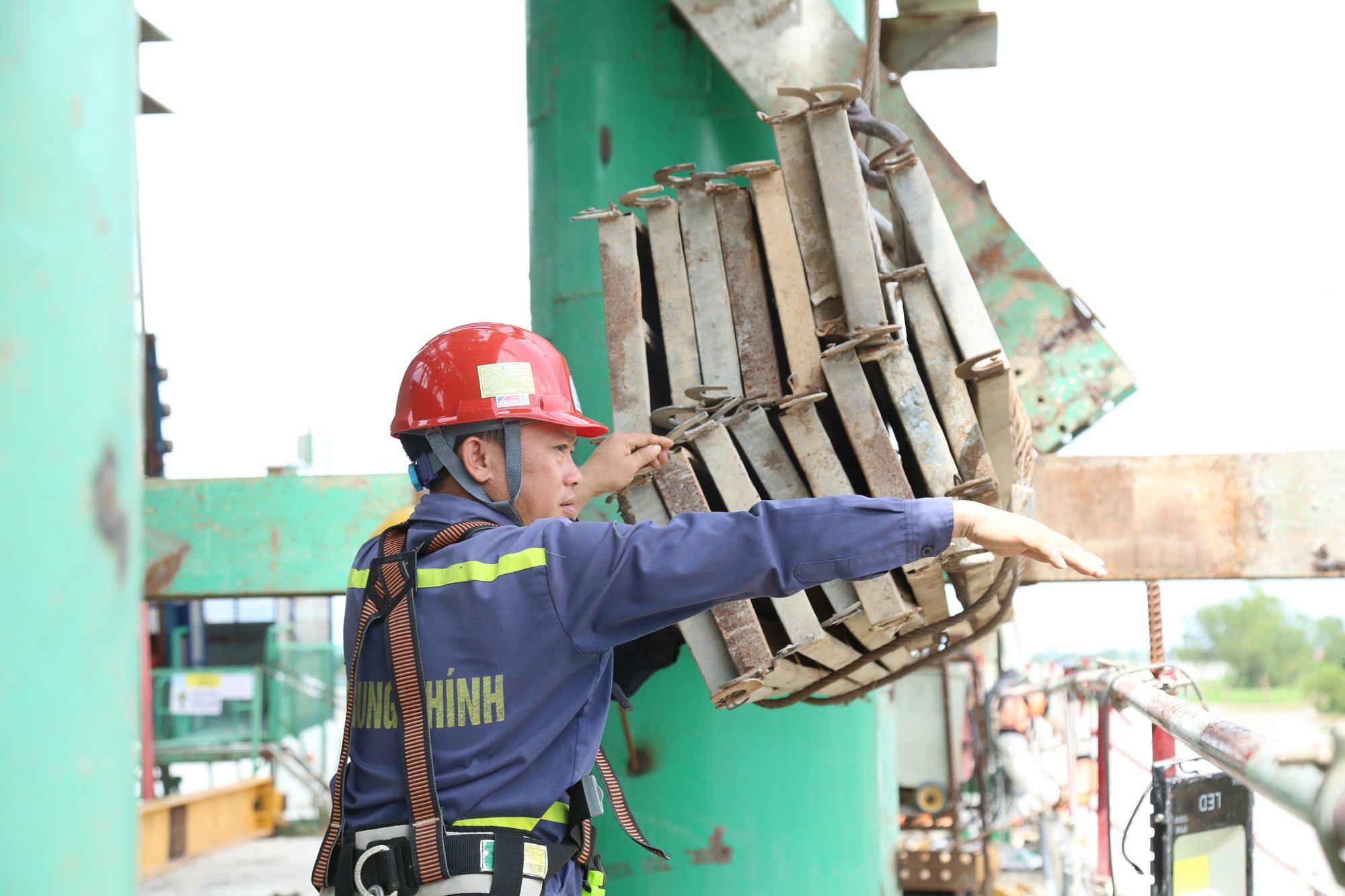 Cận cảnh cầu Mỹ Thuận 2 thi công 3 ca/ngày - Ảnh 5.