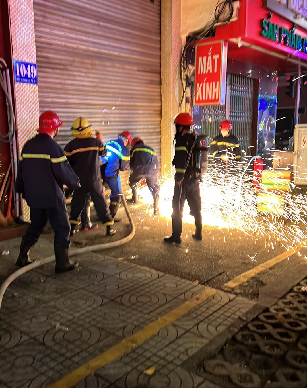 Vừa dập tắt đ&aacute;m ch&aacute;y thẩm mỹ viện ở quận 5 trong 5 ph&uacute;t, kịp cứu 7 người - Ảnh 2.