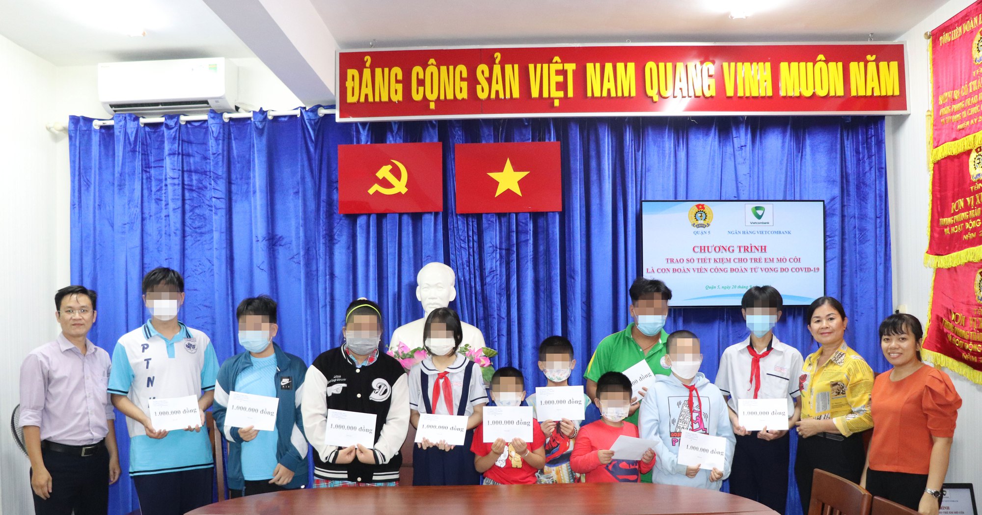 Trao học bổng cho nữ sinh mồ c&ocirc;i v&igrave; dịch COVID-19 - Ảnh 1.