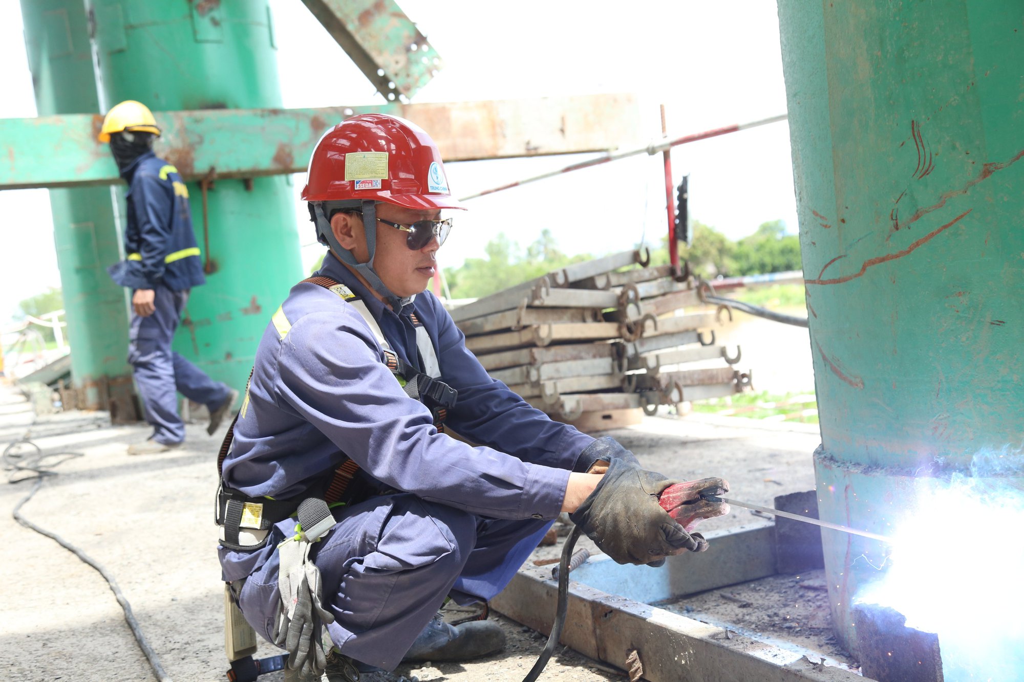 Cận cảnh cầu Mỹ Thuận 2 thi công 3 ca/ngày - Ảnh 6.