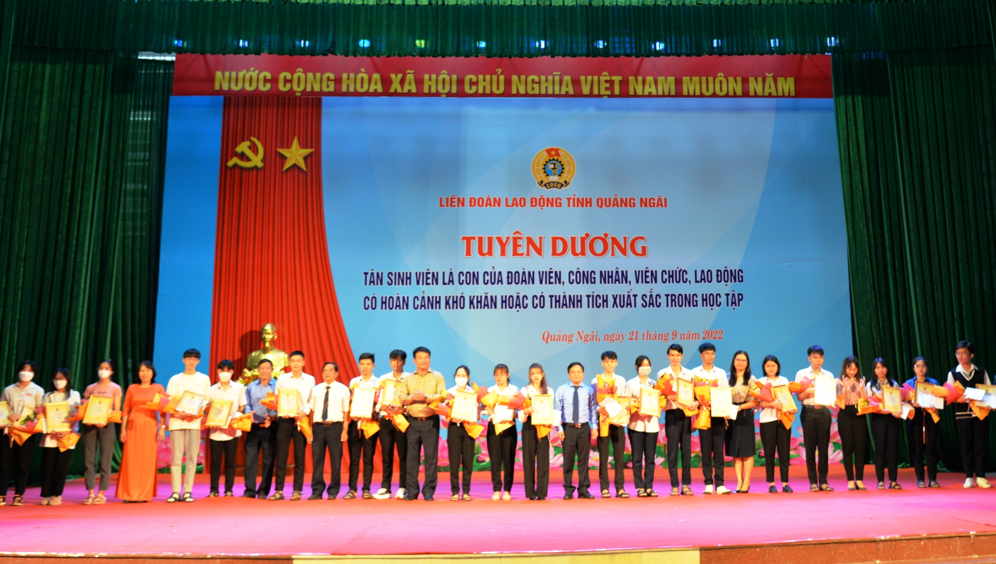 LĐLĐ tỉnh Quảng Ngãi tuyên dương các tân sinh viên là con em đoàn viên, người lao động có thành tích xuất sắc - Ảnh 2.