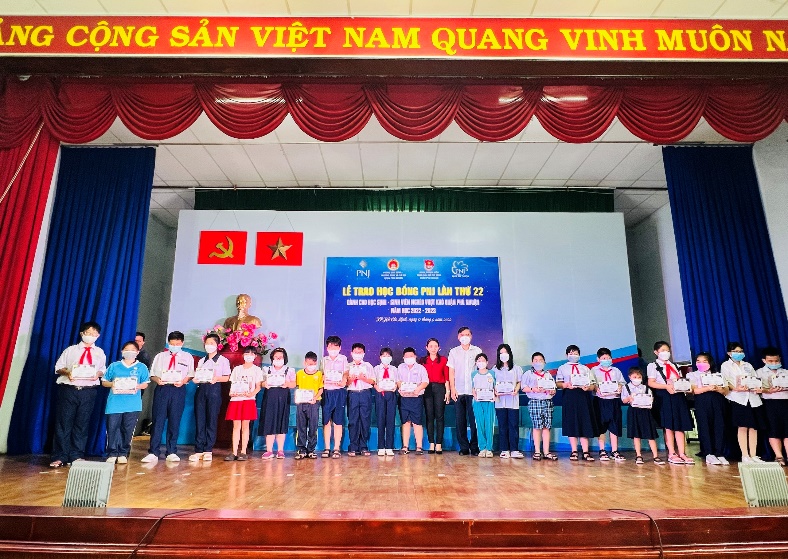 PNJ trao học bổng trị giá hơn 100 triệu đồng cho học sinh, sinh viên nghèo hiếu học