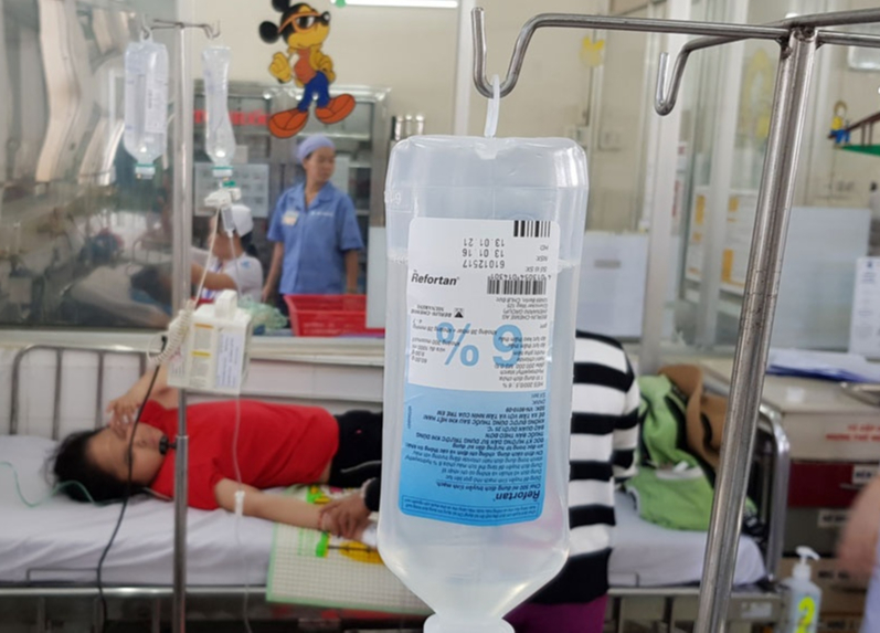 Việt Nam vừa nhận 1.500 túi dịch truyền dextran điều trị sốc sốt xuất huyết