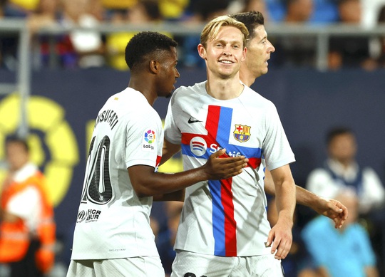 De Jong ch&ecirc; Man United v&agrave; Chelsea, quyết ở lại Barcelona - Ảnh 2.