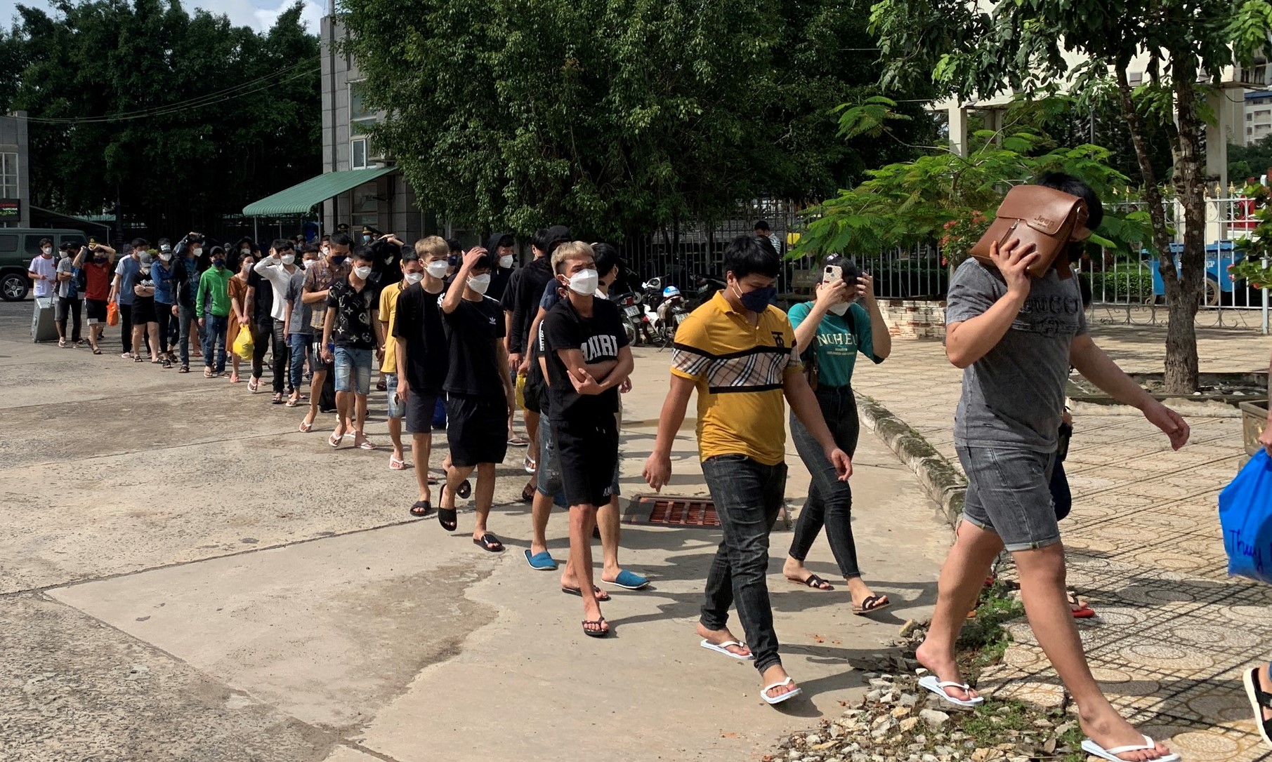 VIDEO: 21 công dân Việt Nam tháo chạy khỏi casino ở Campuchia đang chờ xác minh