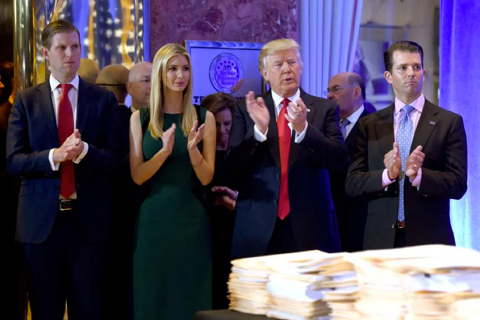 &Ocirc;ng Donald Trump v&agrave; ba con đồng loạt bị kiện - Ảnh 1.