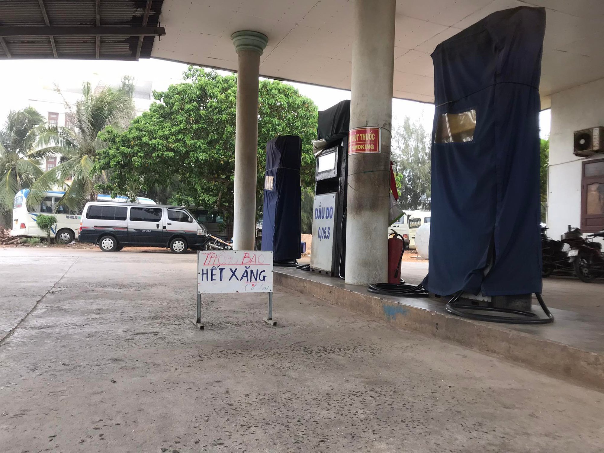 Cửa hàng đồng loạt treo bảng "hết xăng", người dân đảo Phú Quý lo ngại