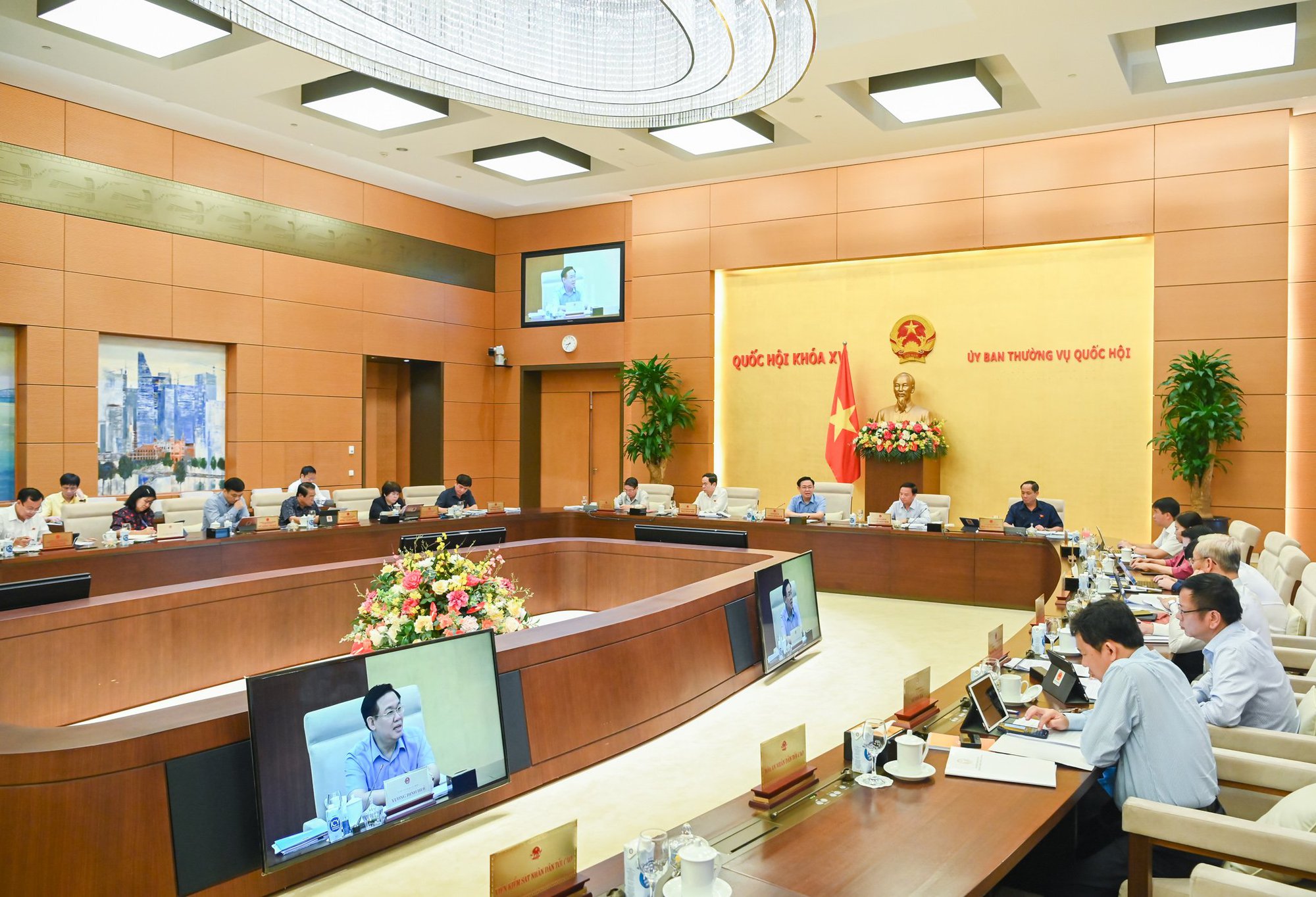 Chủ tịch Quốc hội: Ch&uacute; trọng gi&aacute;m s&aacute;t việc tiếp nhận, mua vắc-xin COVID-19, trang thiết bị y tế - Ảnh 1.