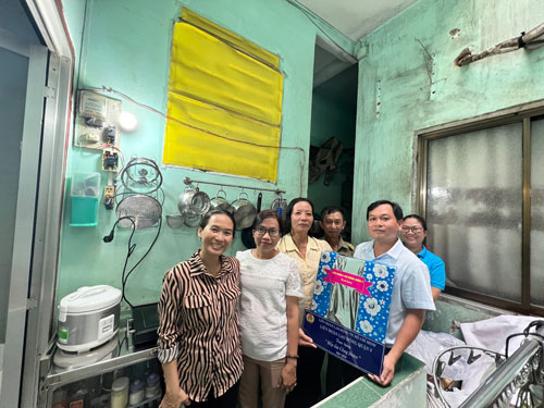 Tặng bếp ấm cho đoàn viên khó khăn